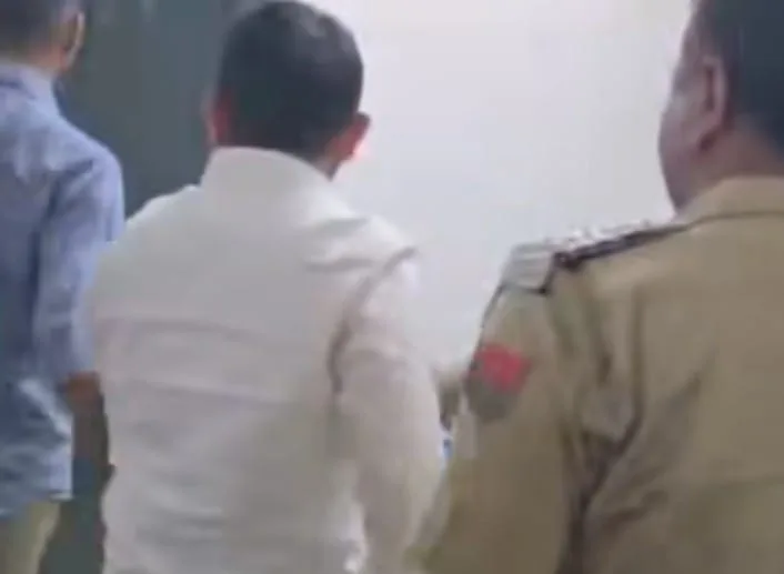 जोधपुर एनएसयूआई खबर  ,बबलू सोलंकी हिरासत  ,जेएनवीयू जोधपुर समाचार  ,जोधपुर पोस्टर विवाद  ,जोधपुर में एनएसयूआई प्रदर्शन  ,जोधपुर में पुलिस और छात्रों की बहस  ,जोधपुर यूनिवर्सिटी खबर  ,राजस्थान छात्र राजनीति  ,जोधपुर पोस्टर तोड़फोड़ मामला