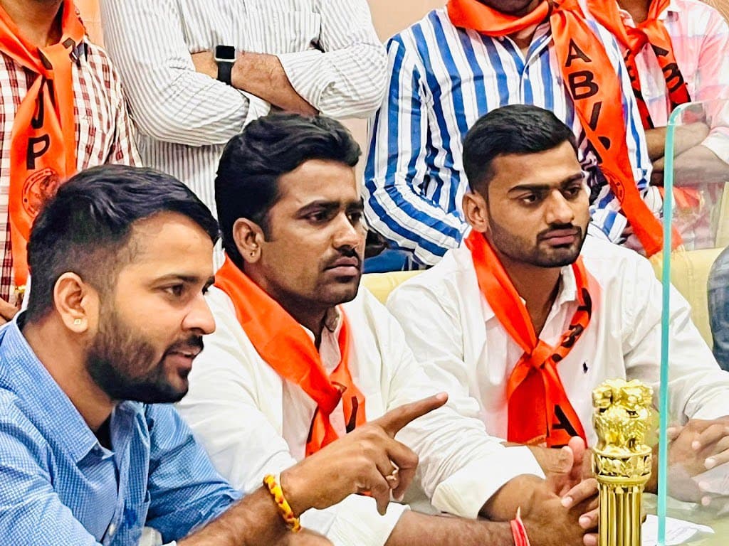 एबीवीपी ने केंद्रीय कार्यालय पर प्रदर्शन कर कुलपति को सौंपा ज्ञापन मांग रखी MPET की प्रकिया जल्द पूर