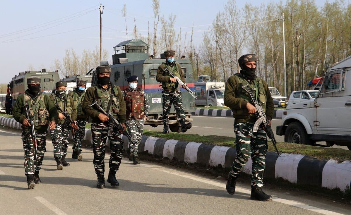 सेना द्वारा गुफा में छिपे आतंकी को बाहर निकालने के लिए दागा गया मोर्टार, फिर हुआ ये, ड्रोन कैमरे में