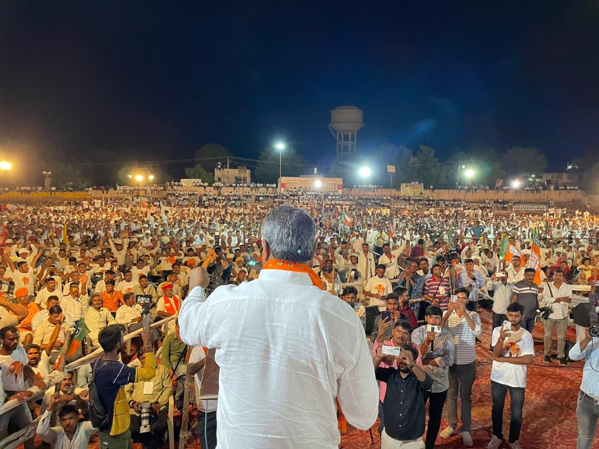 भारतीय जनटा पार्टी परिवर्तन यात्रा ओसिया मे भाजपा के लगे नारों का मंच से क्यों हुवा विरोध