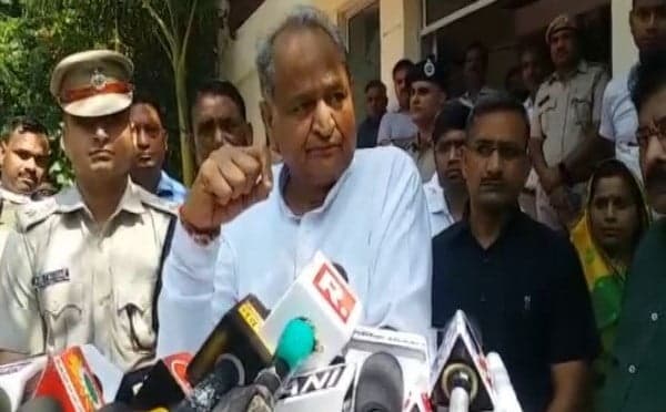 Pratapgarh: महिला को पति ने निर्वस्त्र करके गाँव में घुमाया, 3 आरोपी गिरफ्तार, सीएम गहलोत ने सरकारी 