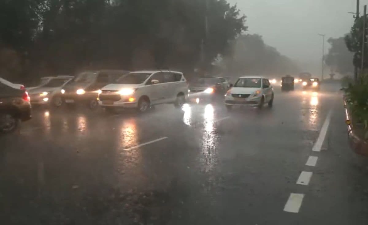 Monsoon Update: राजधानी में भारी बारिश, ट्राफिक जाम और जलभराव, यहाँ देखें देश के अन्य जगहों की मौसम 