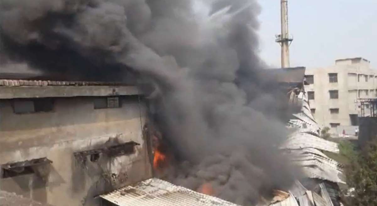 सूरत के रंगाई मिल में लगी आग, देखें वीडियो