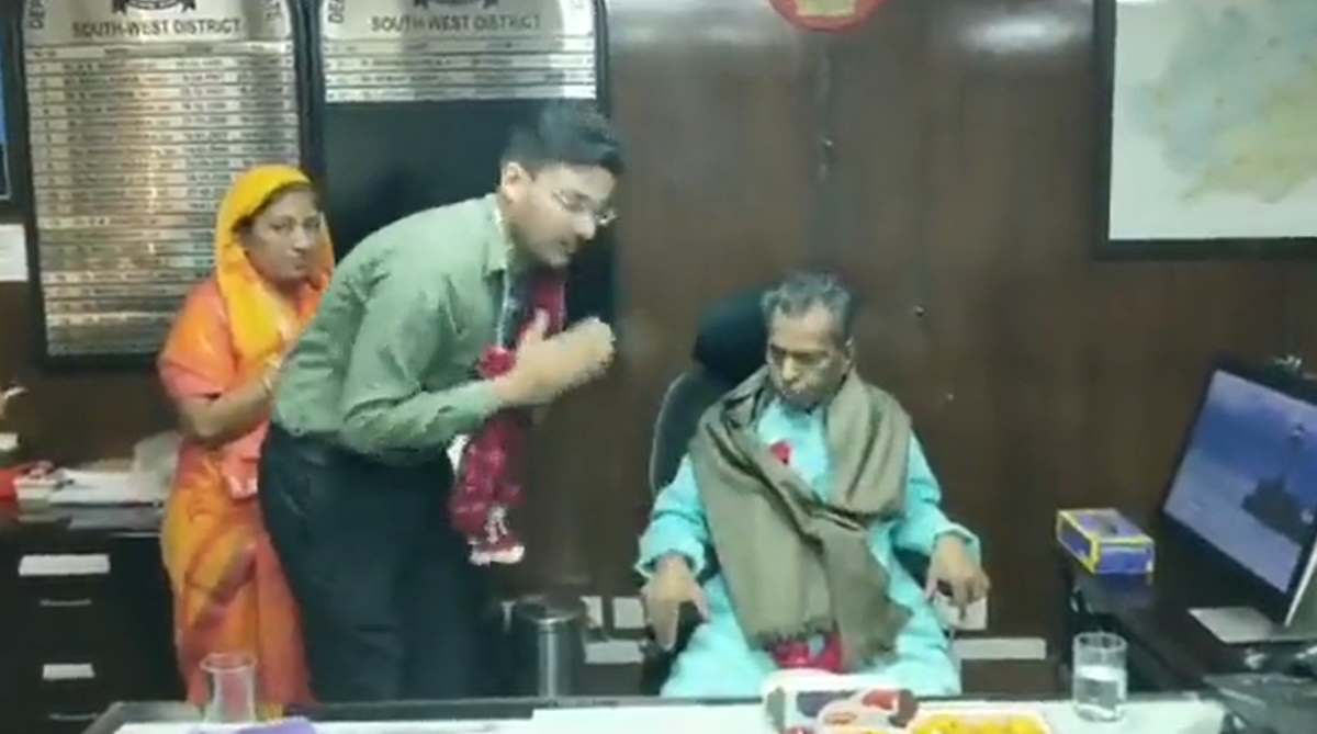 Delhi: आईएएस अधिकारी ने धर्मगुरु का स्वागत करके अपनी कुर्सी पर बिठाया, अब सरकार की नाराजगी का करना प