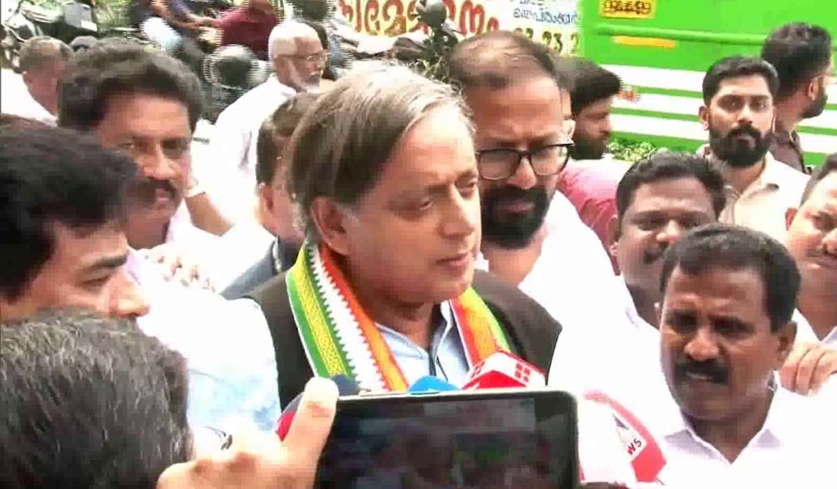 टीएमसी सांसद महुआ मोईत्रा के साथ अपने 'लीक' तस्वीरों को शशि थरूर ने बताया 'सस्ती राजनीति'