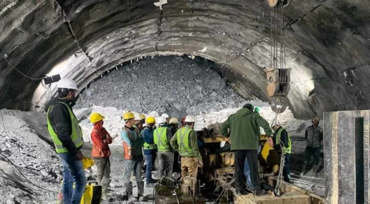 उत्तराखंड में सुरंग ढहने के 7 दिन बाद अभी तक लोग फंसे, बचाव कार्य जारी, यहाँ जाने पूरी खबर