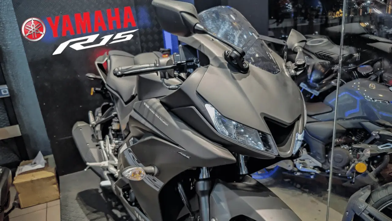 लड़कों की पहली पसंद! New Yamaha R15S V3 के फीचर्स देख ख़रीद लेगे, माइलेज में सबसे आगे
