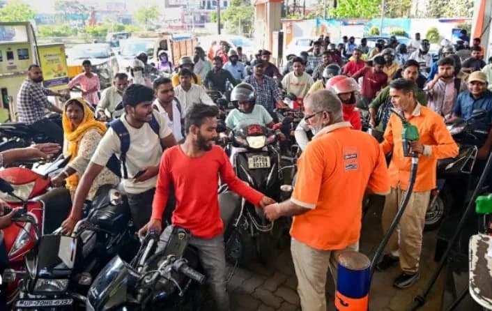 पेट्रोल डीजल कीमत ,एक्साइज ड्यूटी कटौती ,10 रुपये सस्ता ईंधन ,कच्चा तेल संकट ,सरकार का बड़ा फैसला