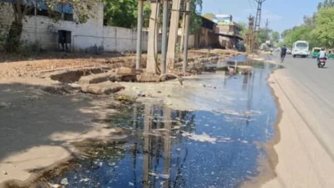 काला पानी या मौत का जाल? डीजल शेड रोड बना खतरे का केंद्र...