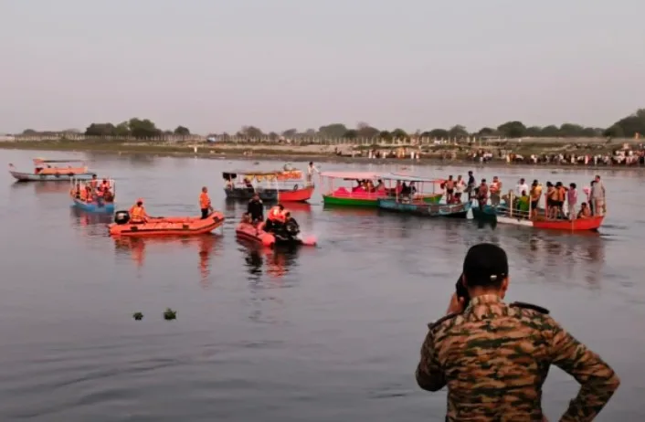 वृंदावन दुर्घटना , यमुना नदी , नाव दुर्घटना , ब्रेकिंग न्यूज़ , उत्तर प्रदेश समाचार , बचाव अभियान, सुरक्षा में लापरवाही ,