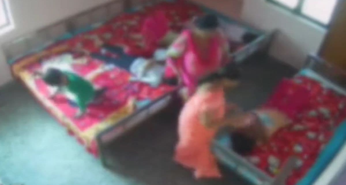 आगरा में बाल आश्रय में महिला अधिकारी ने नाबालिग लड़की को चप्पलों से पीटा, जांच के आदेश दिए गए